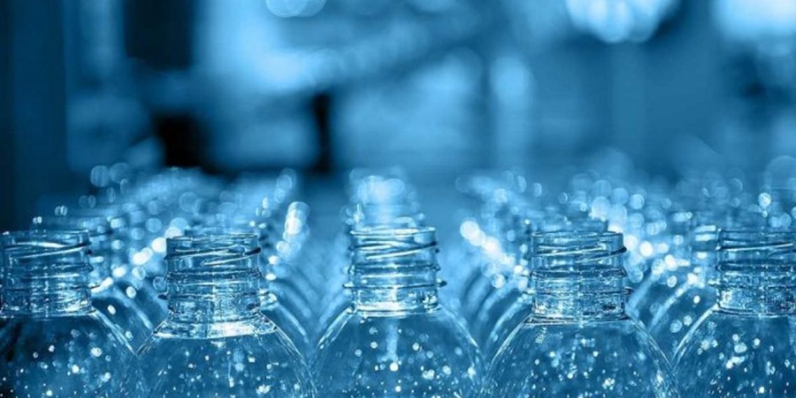 Empresas forman alianza para fabricar botellas ecológicas